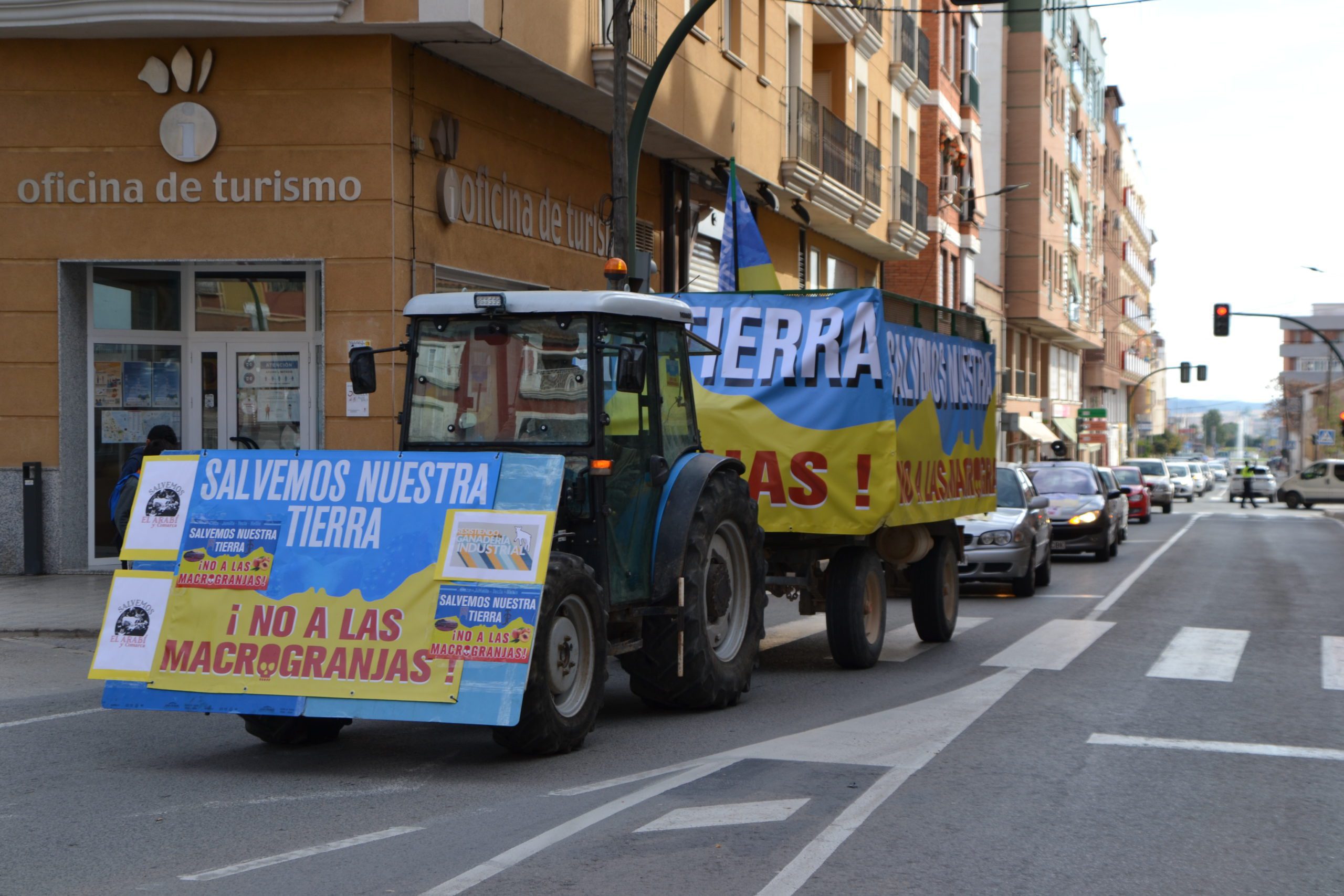 Más de un centenar de coches protestan contra las macrogranjas