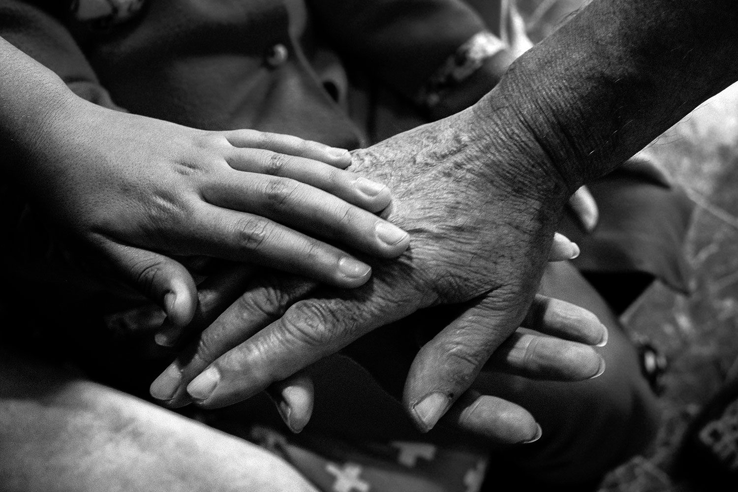 “Abuelos” de Pedro Alonso Esteban gana el I Concurso de Fotografía «Cuidarse en tiempos de pandemia» del Cruz de Piedra