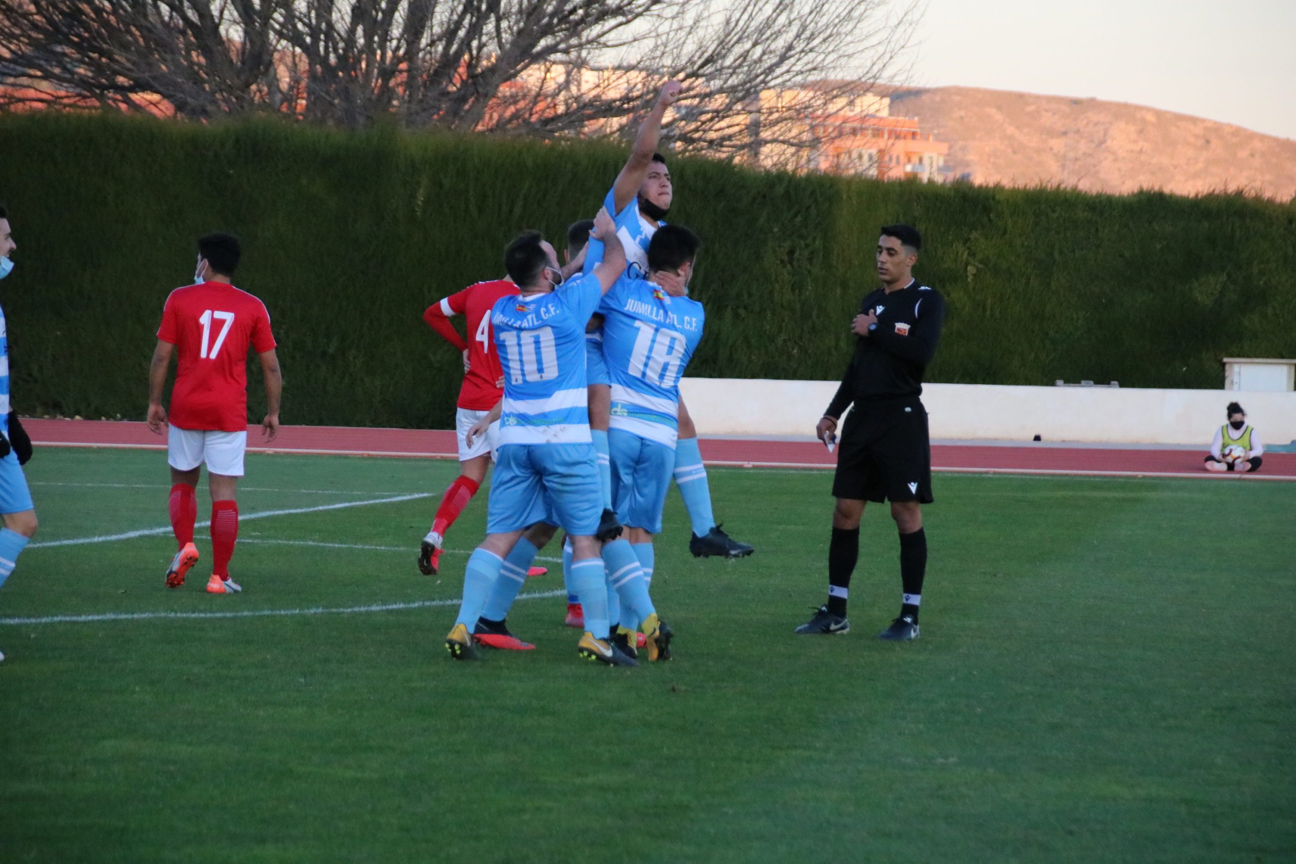 El Jumilla Atlético se estrena en la liga con un empate que casi roza la remontada épica (2-2)