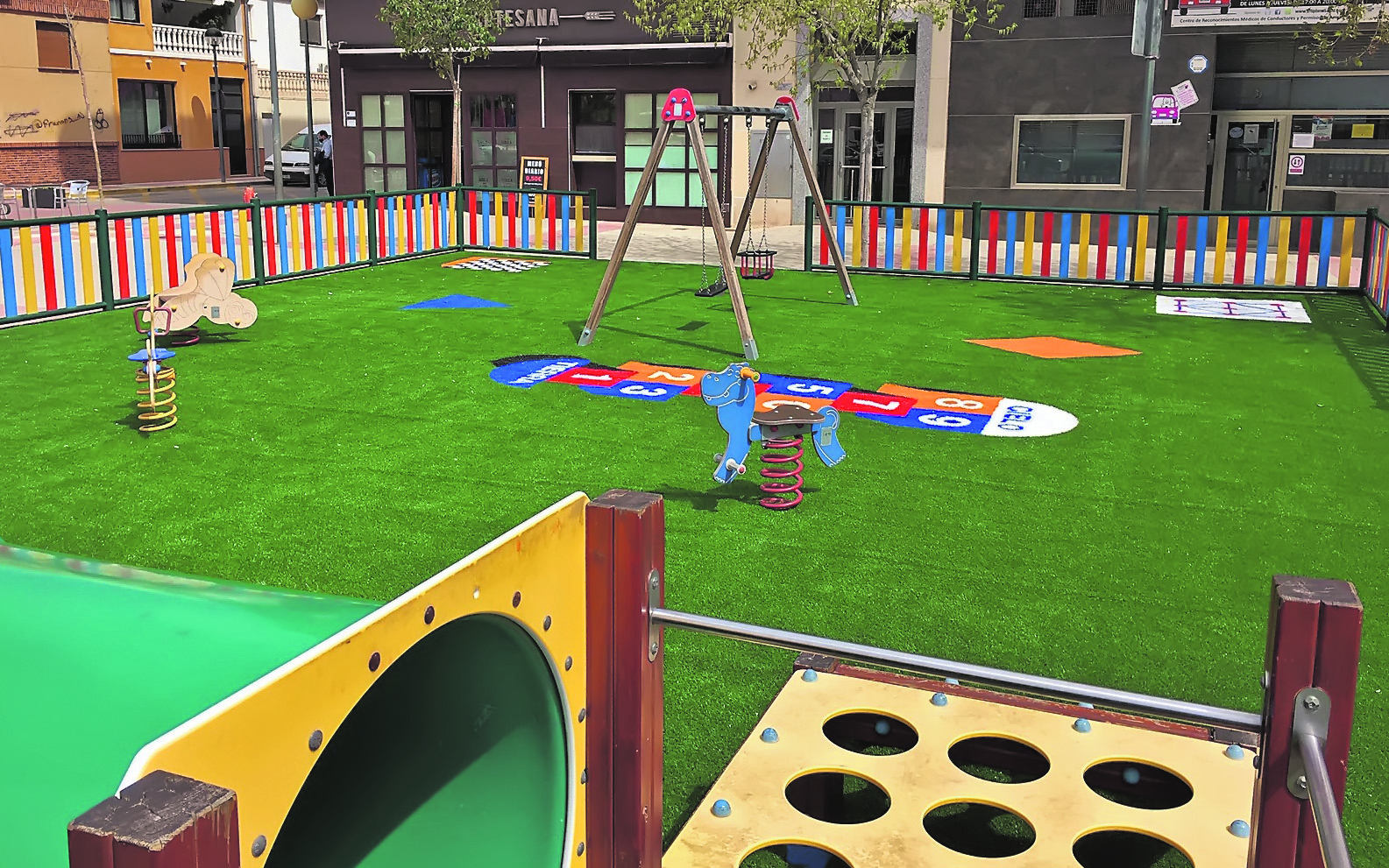 Se sustituye el pavimento de los juegos infantiles de la plaza Alcoholera de Menor