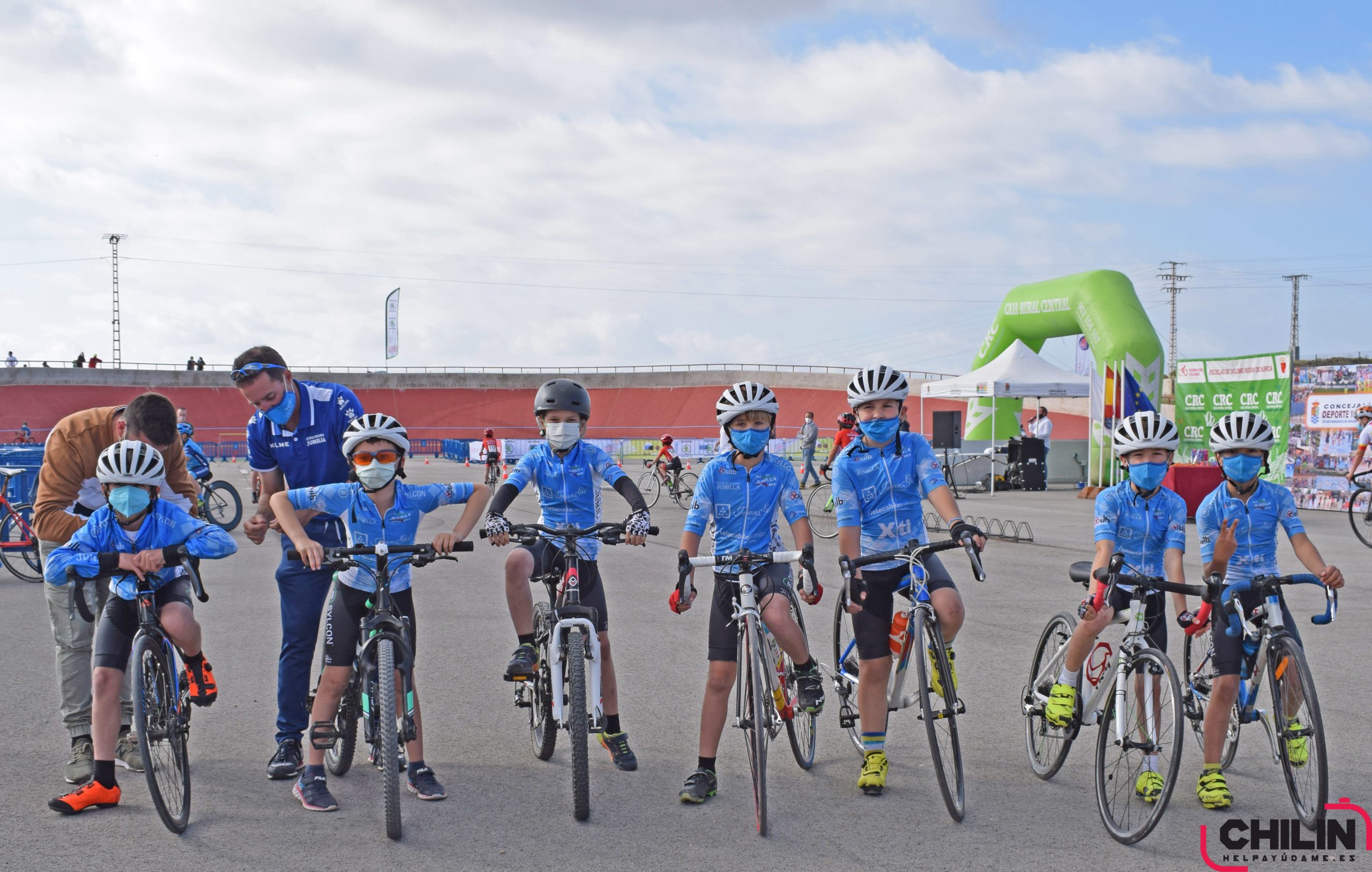 La más pequeña ‘marea azul’ de ciclistas se presentan ante otras escuelas en Molina de Segura
