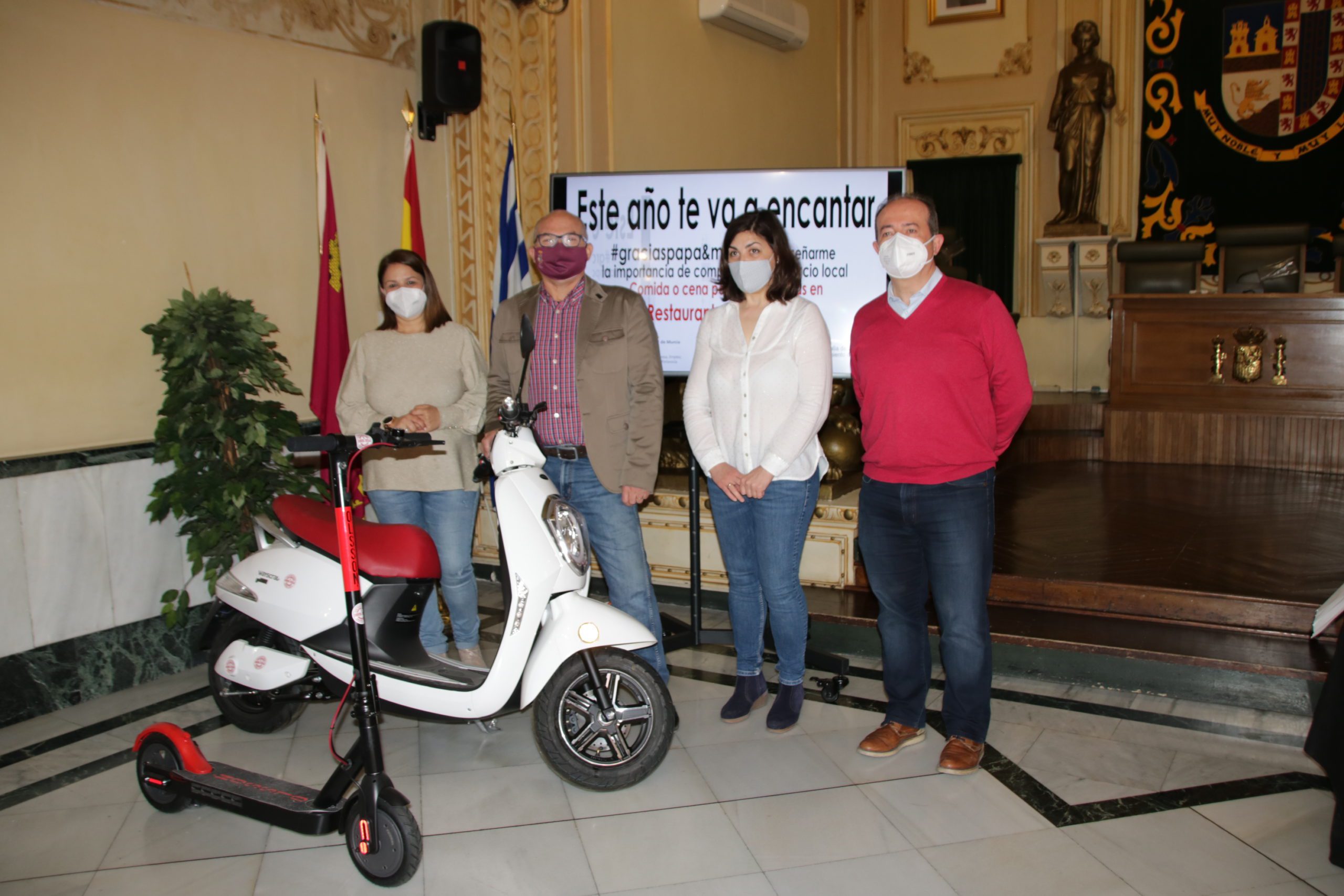 Paquita Carrión se lleva la moto de la campaña de Comercio «Este año te va encantar»