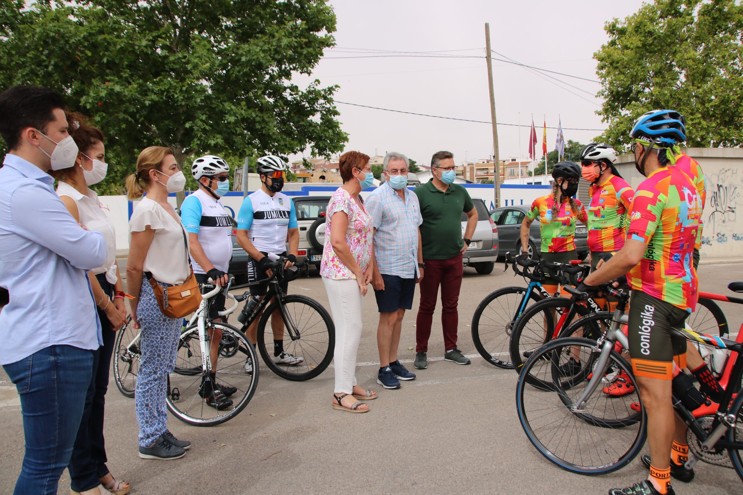 Los ciclistas participantes en el reto “Cris contra el cáncer” realizan una parada en Jumilla