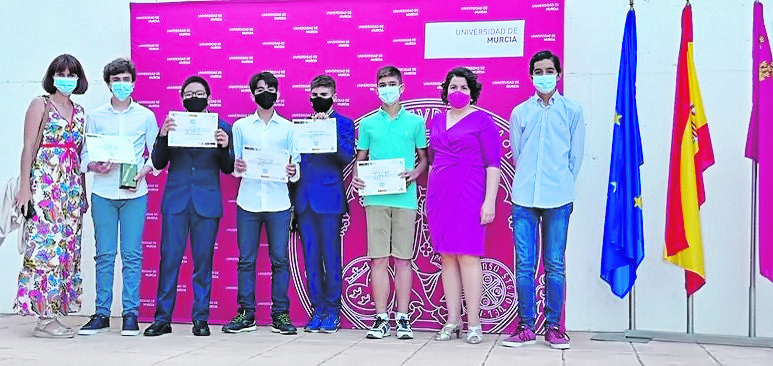 Los pentaproblemáticos recogen su premio como ganadores del II Math Talentum