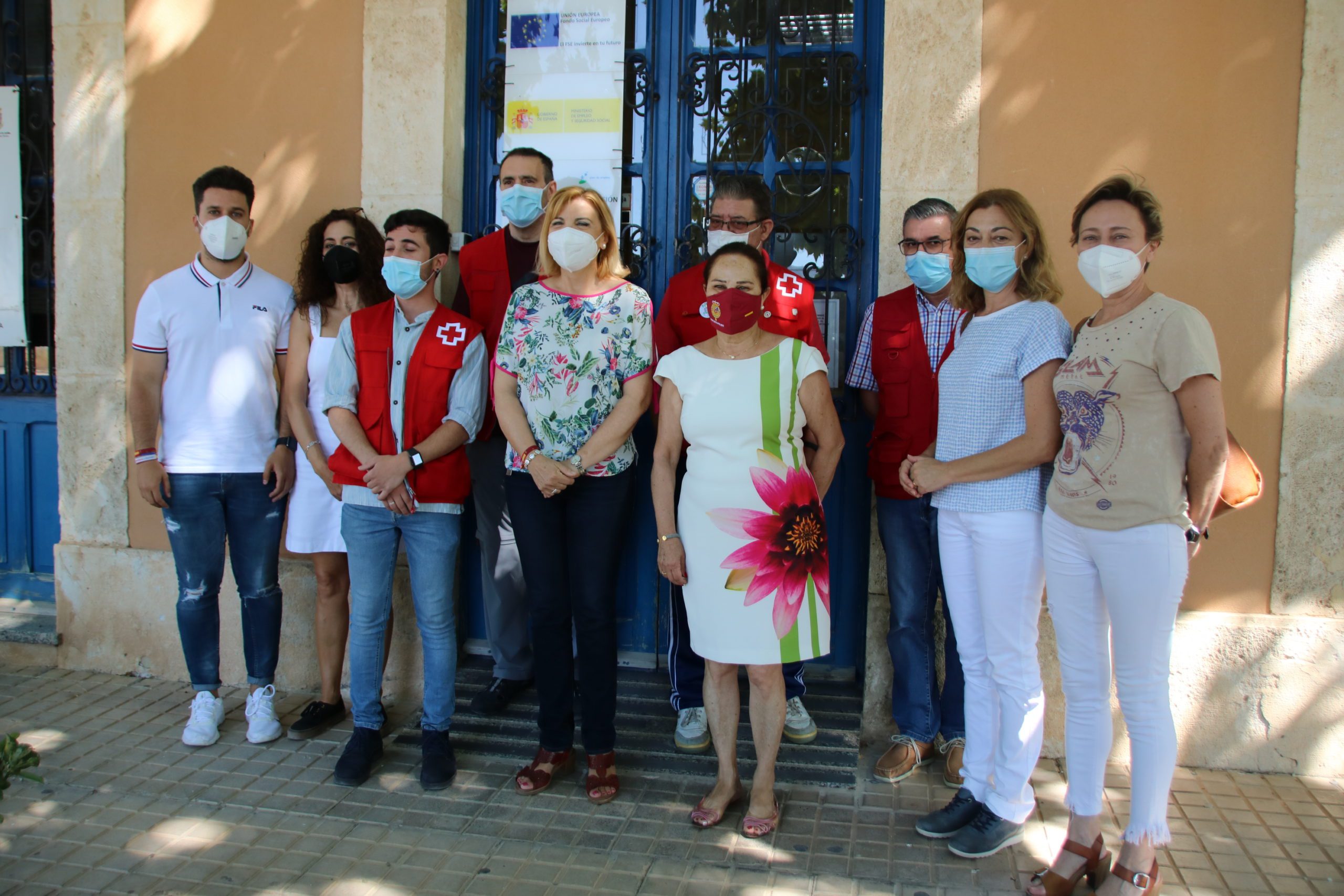 La senadora jumillana Violante Tomás visita Cruz Roja y cierra filas junto a Seve González