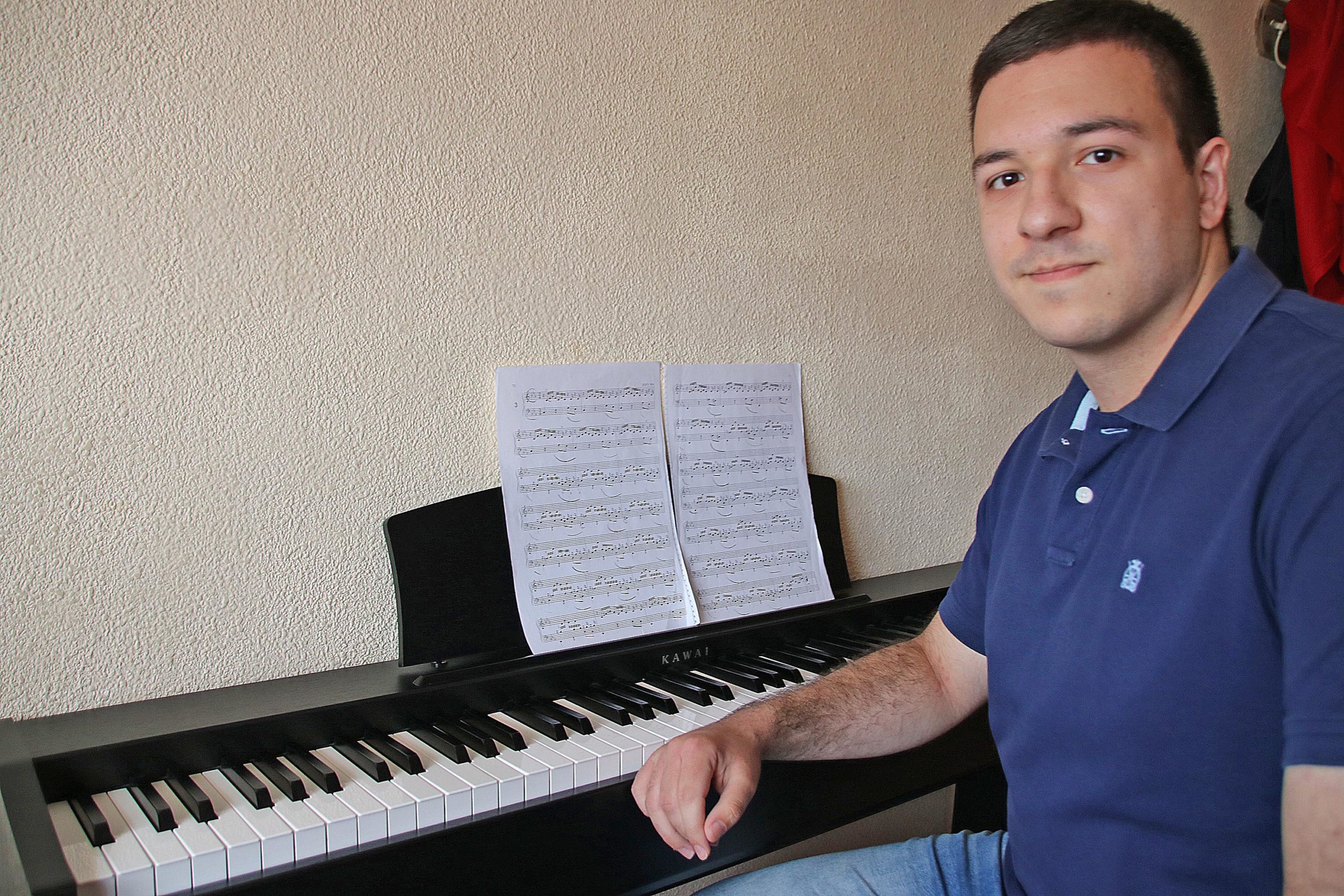 El compositor Pablo López pone música al himno de la Patrona