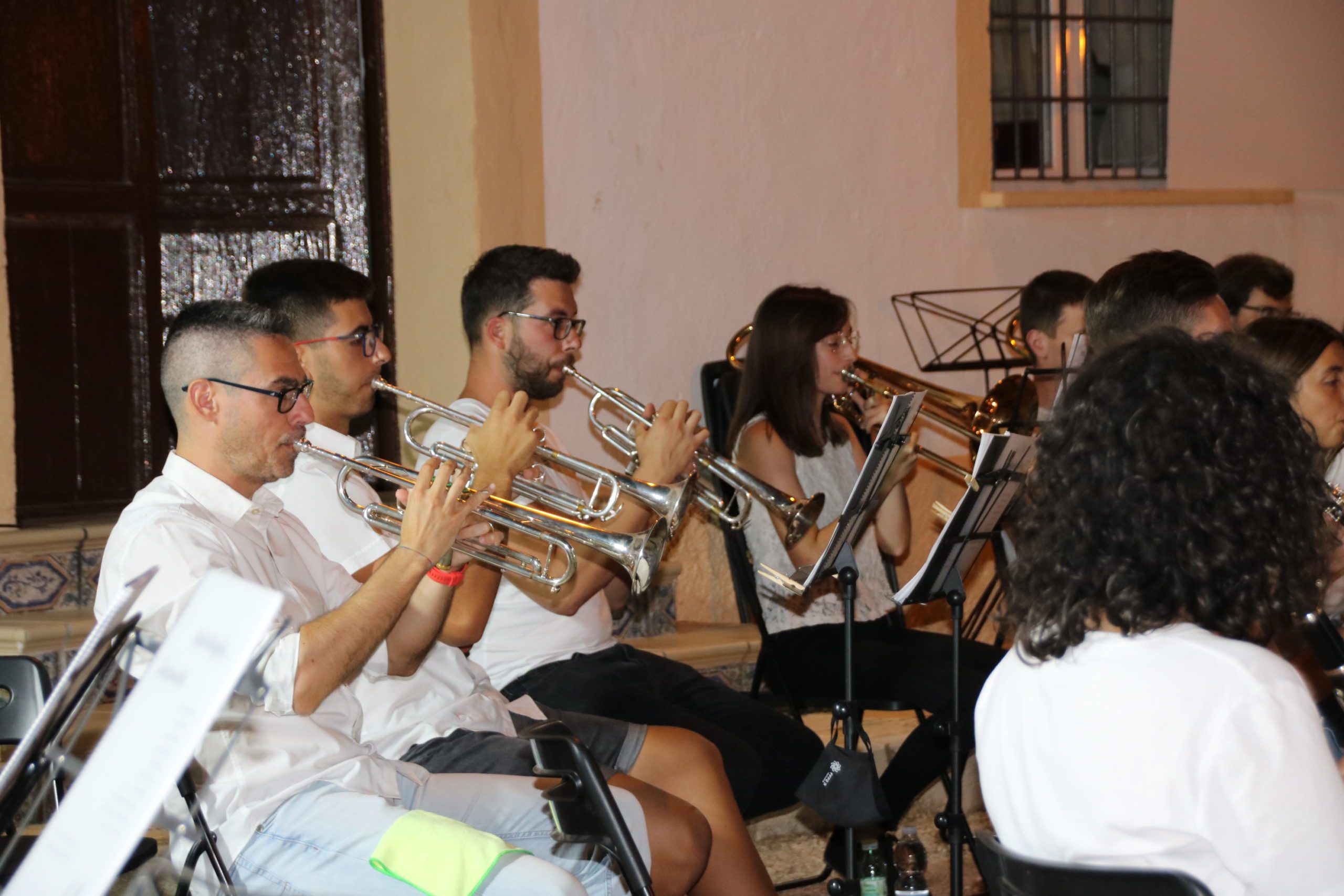 Los músicos de la Julián Santos ensayan en la Fuente del Pino un ‘concierto antológico’
