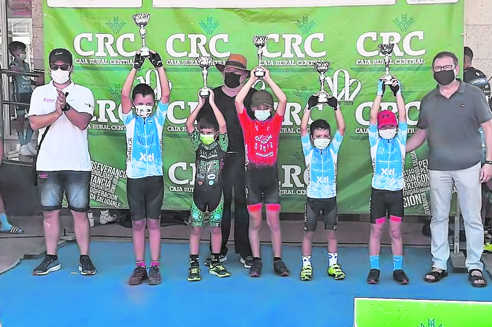 Tres ciclistas de la escuela suben al pódium en la carrera de Totana