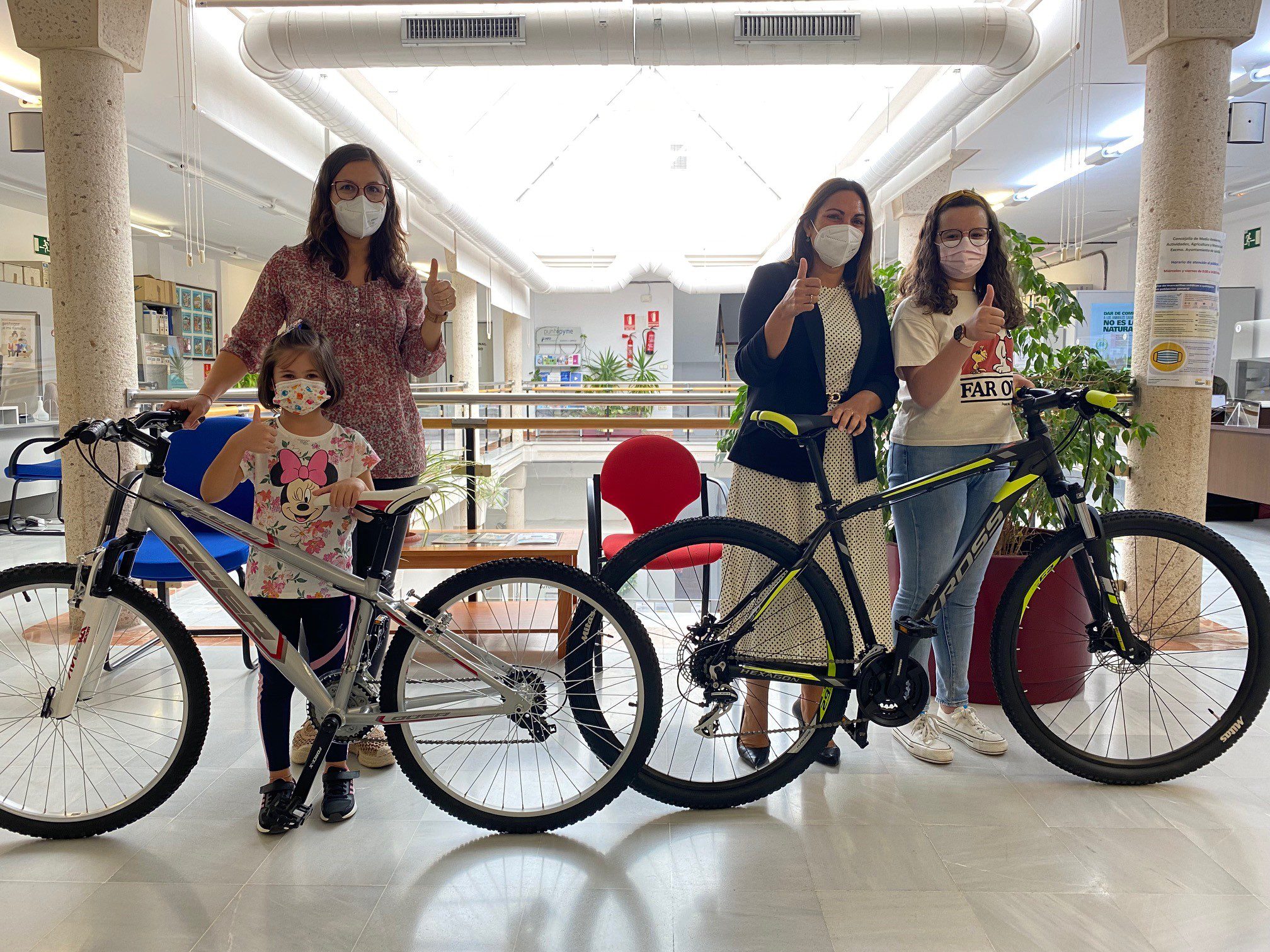 Las bicicletas del sorteo de la Semana de la Movilidad se van ‘rodando’ para Marta y Lola