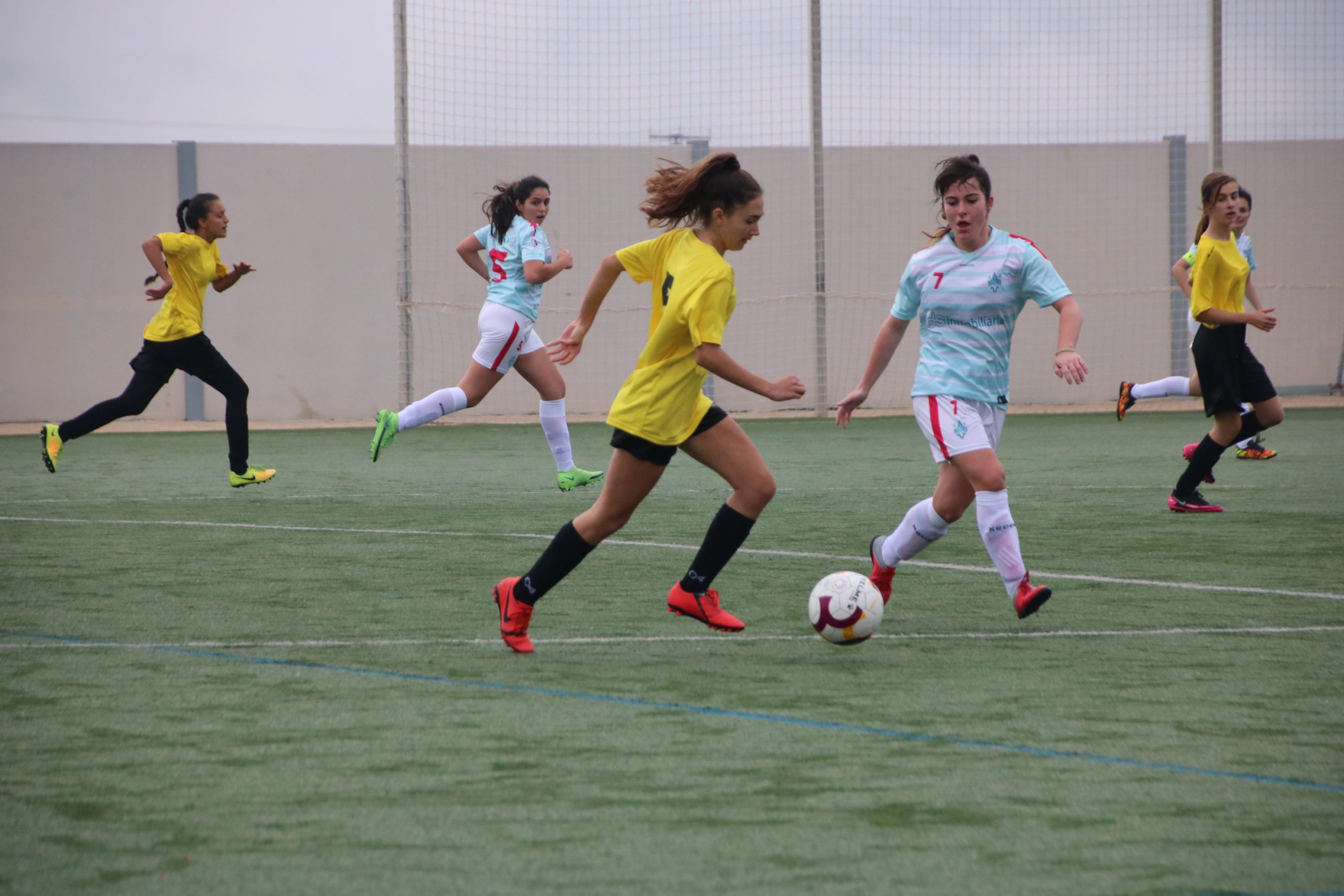 El fútbol femenino pide paso con el estreno del equipo de la Escuela y del Jumilla ACF