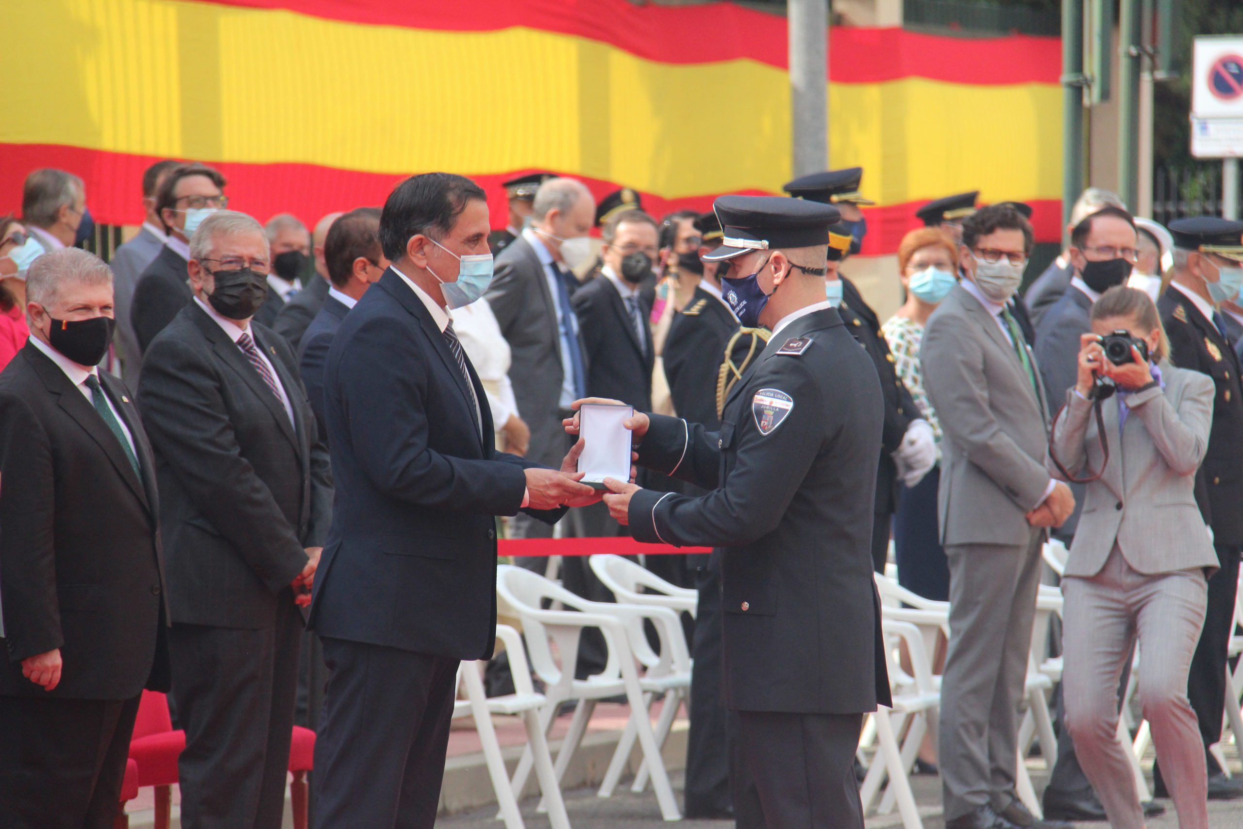 El subinspector de la Policía José David Martínez recibe la Cruz de la Orden de Mérito de la Guardia Civil