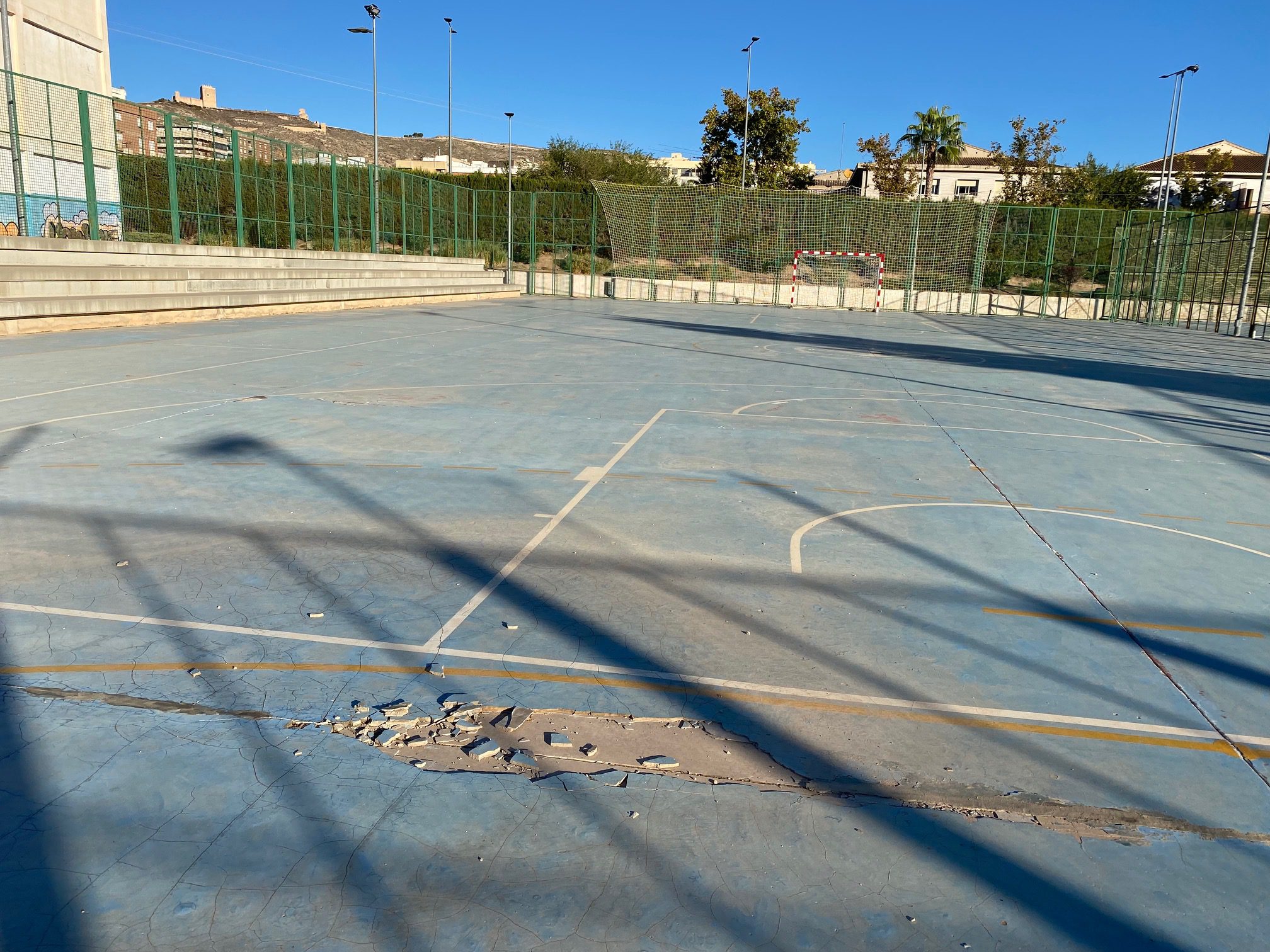 Próximamente se va a reparar la pista 2 del polideportivo con una inversión de 6.000 euros
