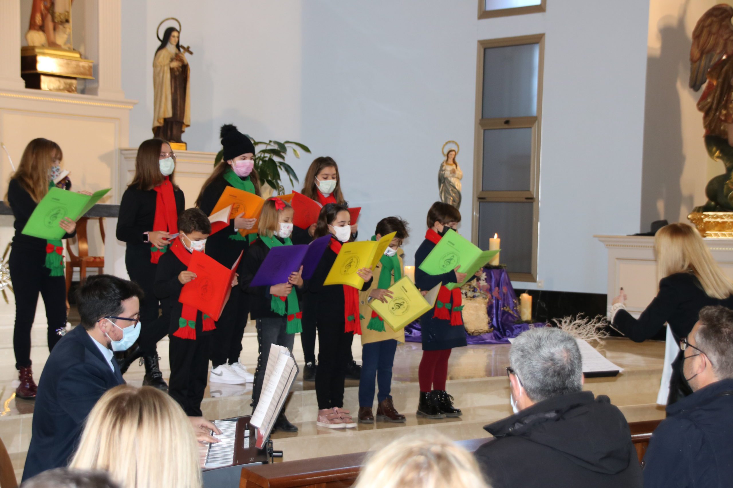 Niños y mayores de la Coral unen sus voces en el Concierto de Navidad