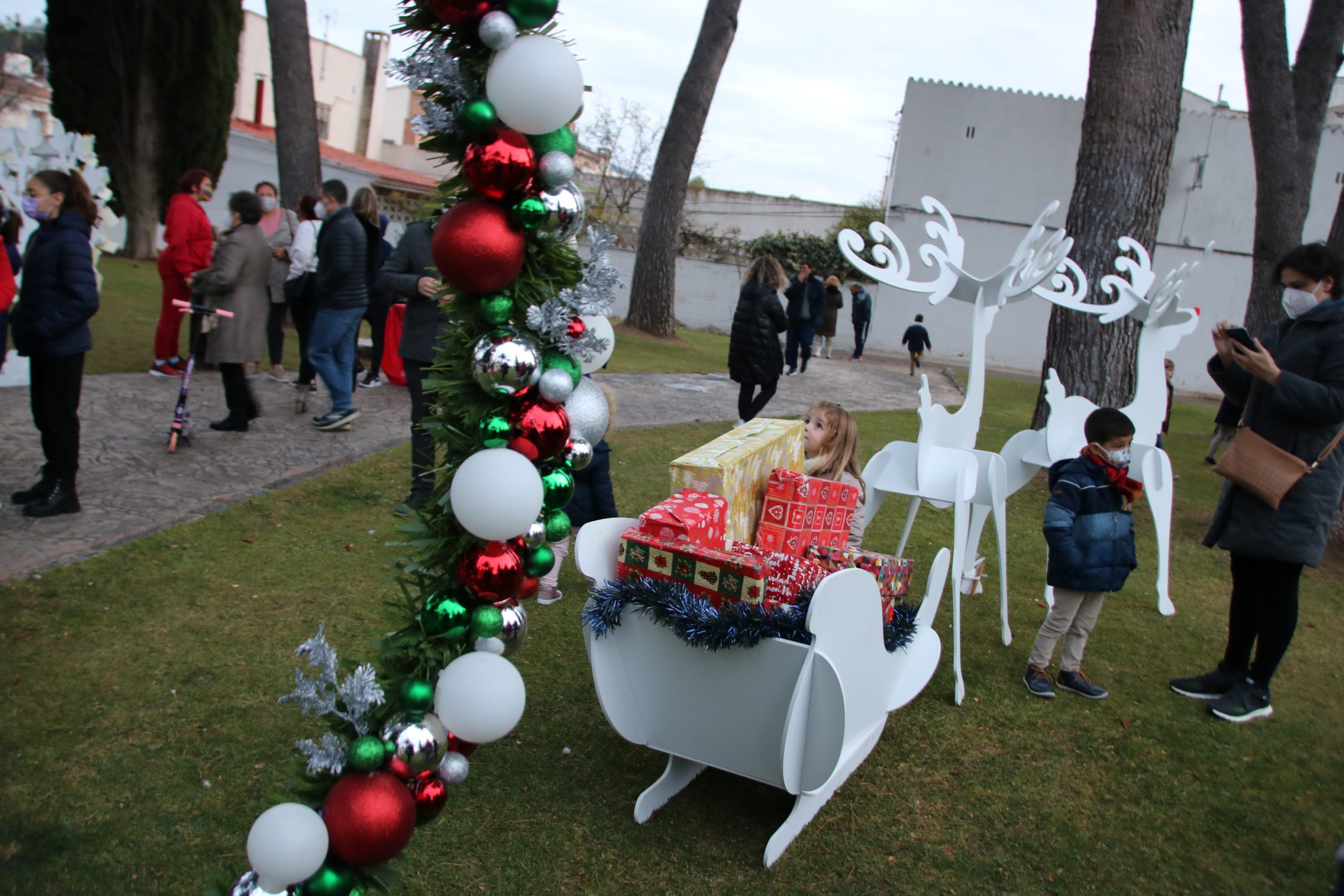 Papá Noel lleva la ilusión y la música a la pedanía de La Estacada