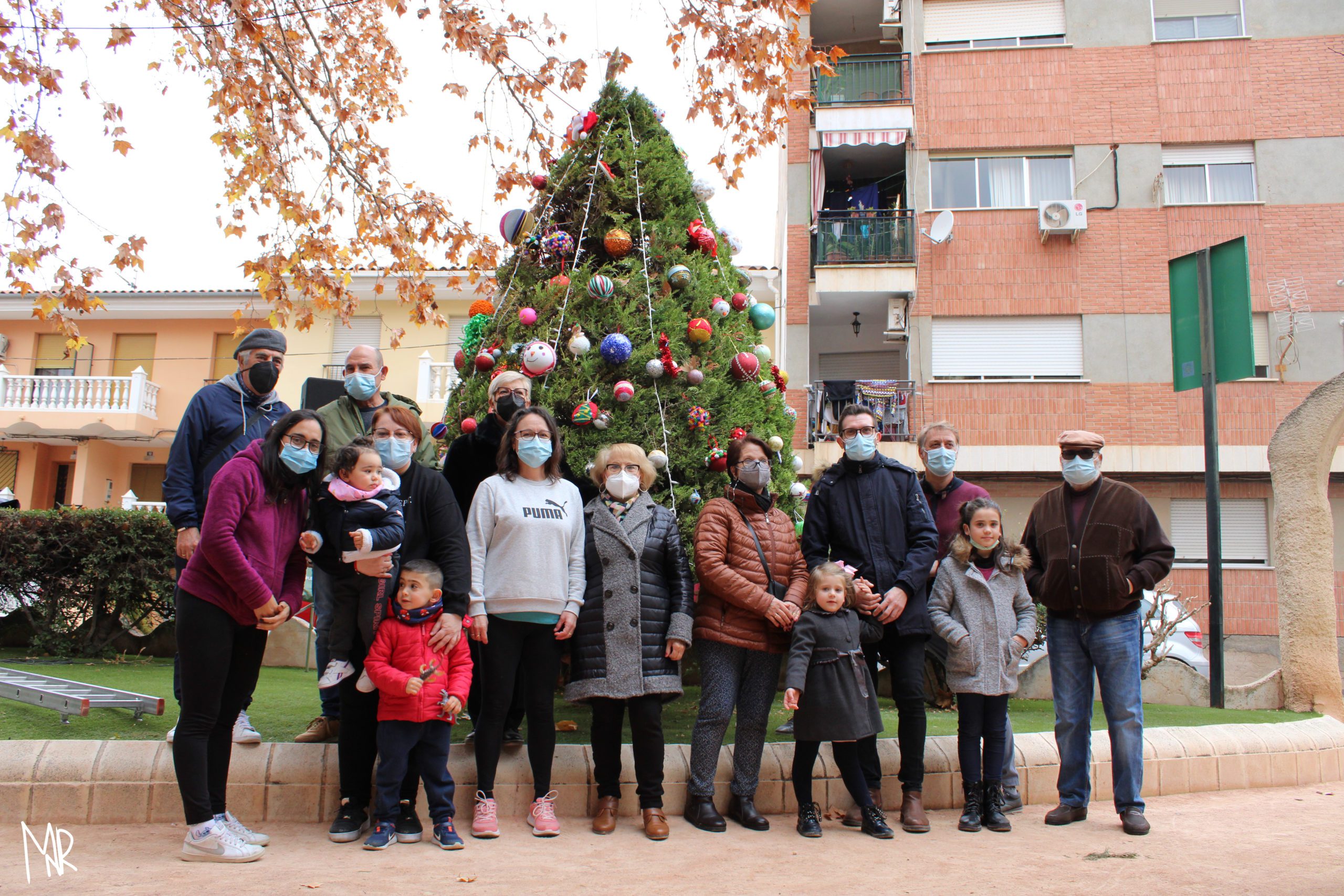 El jardín de San Antón luce su decorado árbol de Navidad en el corazón del barrio