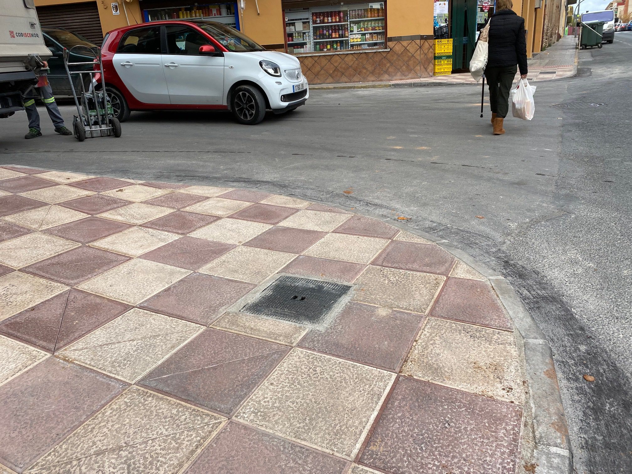 Se adaptan las aceras de esquinas en avenida de Yecla y en la salida de la estación de autobuses