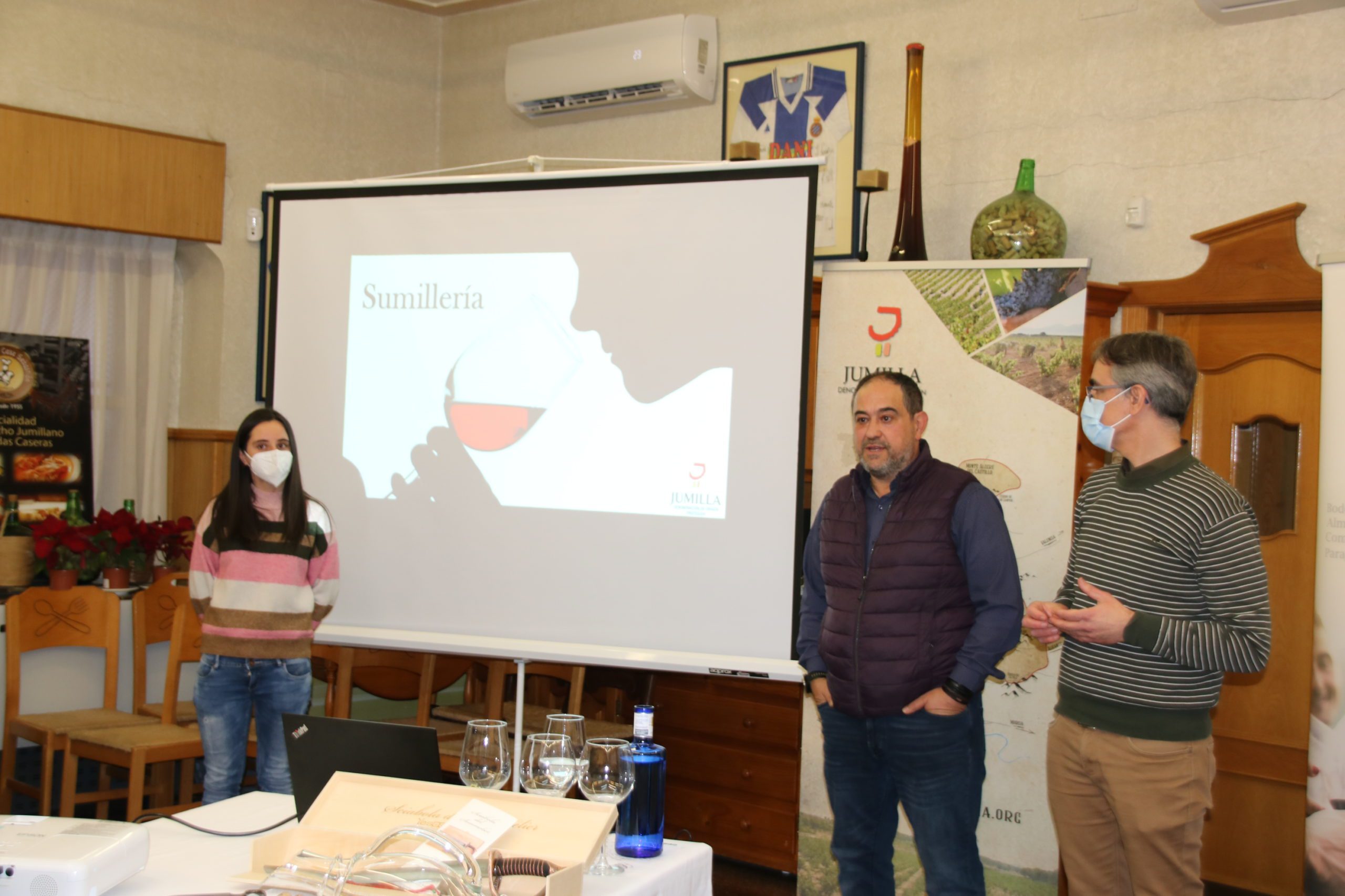Restauradores y bodegueros asisten a un taller de formación sobre cómo servir el vino