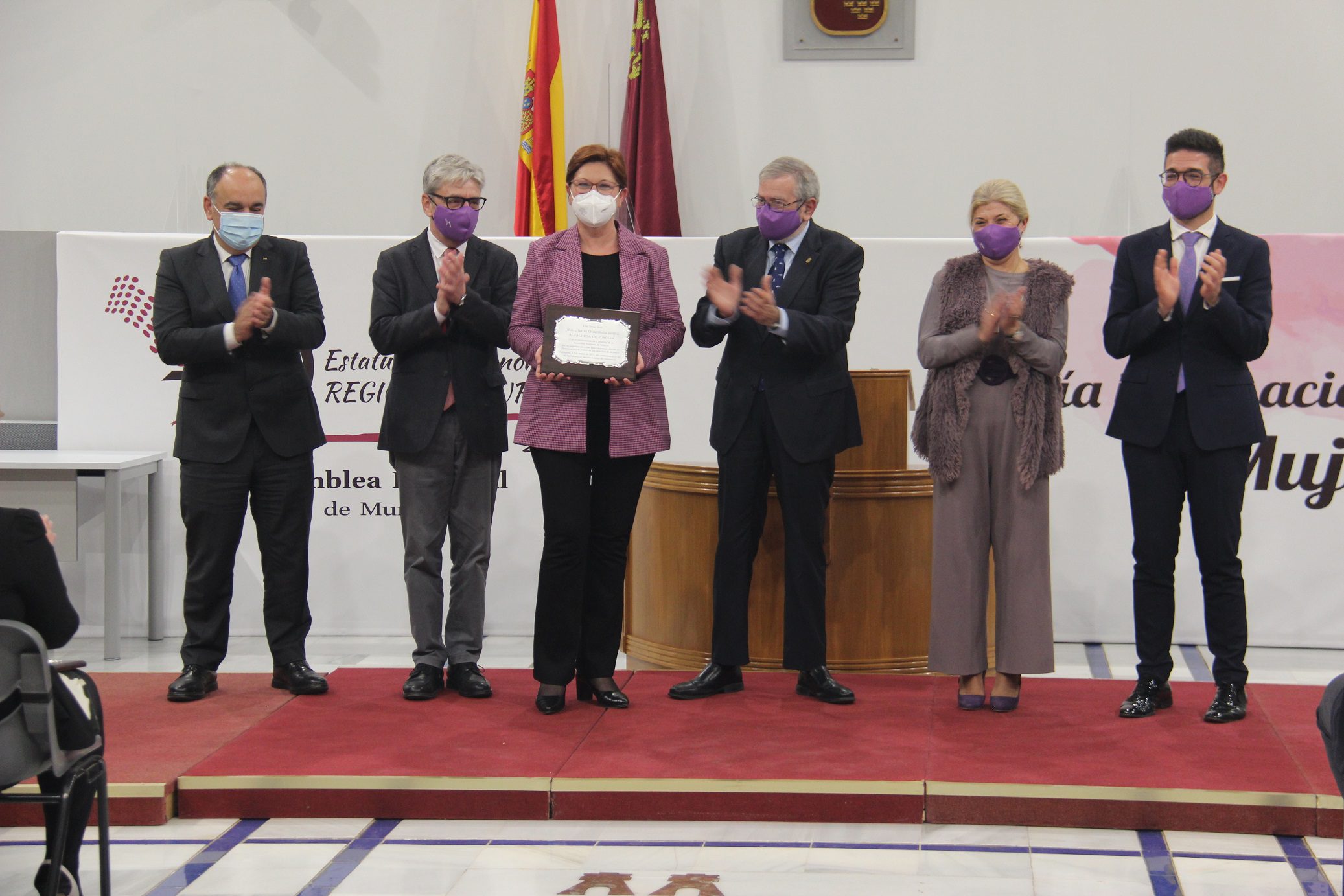 La alcaldesa recibe un reconocimiento por parte de la Asamblea Regional en el Día Internacional de la Mujer