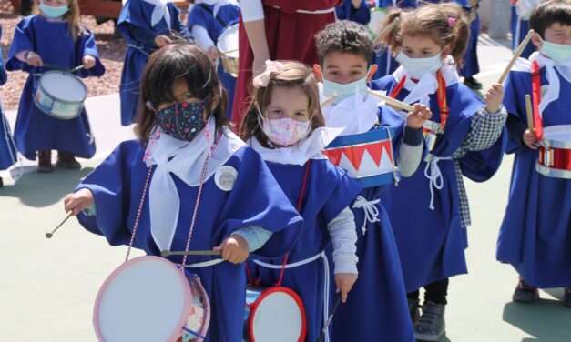 Alegría e ilusión en los alumnos del Príncipe Felipe con el regreso de su tamborrada