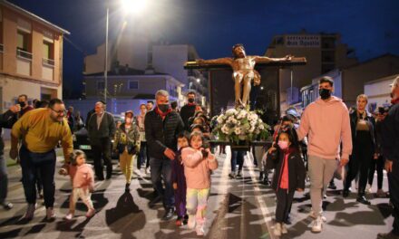 El Cristo de la Reja fue trasladado por decenas de mini anderos hasta la iglesia de San Juan