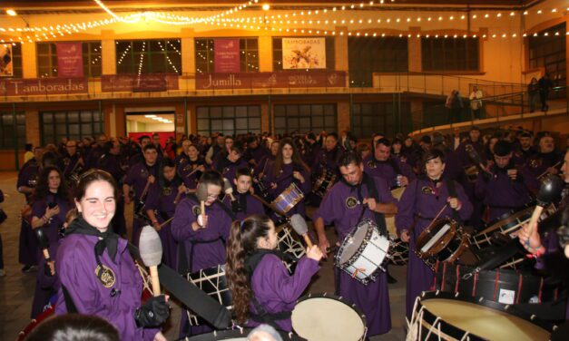 Los tamborileros entregan los Palillos de Oro y celebran la Tamborada de Gloria