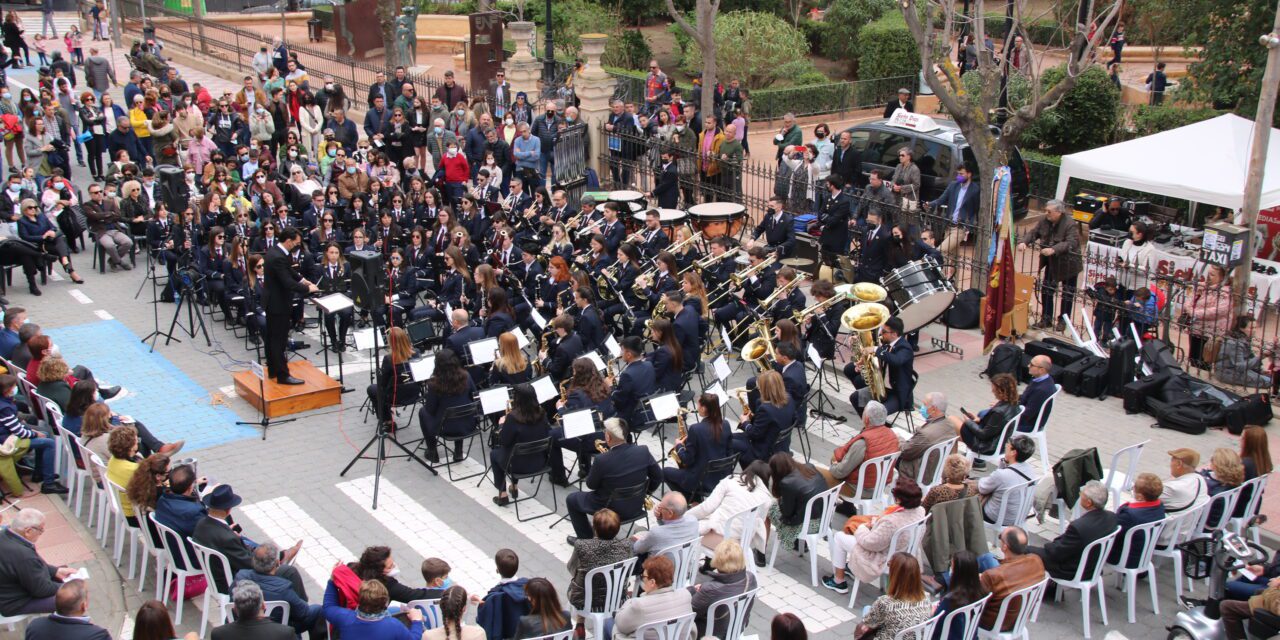 La banda de la AM Julián Santos hizo sonar “Música de la Pasión” en una  abarrotada Plaza de la Glorieta