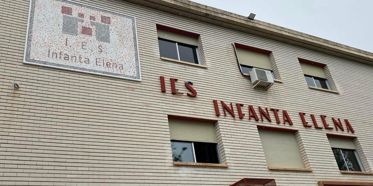 El IES Infanta Elena inaugura un mosaico con su logo y abre una ludoteca en el edificio anexado