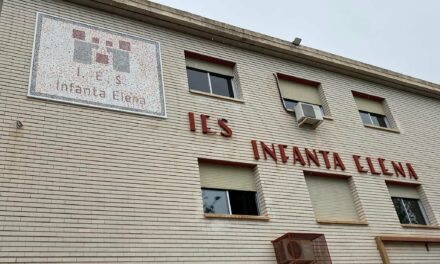 El IES Infanta Elena inaugura un mosaico con su logo y abre una ludoteca en el edificio anexado