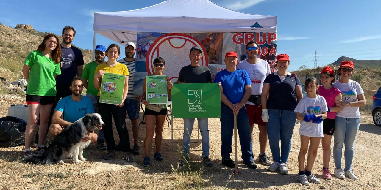 La ‘vacunación’ del Camino de la Perlita finalizó con una recogida de 2.440 kilos de basuraleza