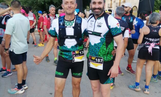 Dos integrantes del Como Chotas, en la nocturna de Sierra del Segura