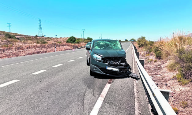Dos hombres resultan heridos en un accidente de tráfico debido al choque frontal de dos turismos