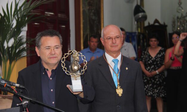 Mariano Spiteri recibe  el III Denario de Plata bajo la atenta mirada de San Pedro Apóstol