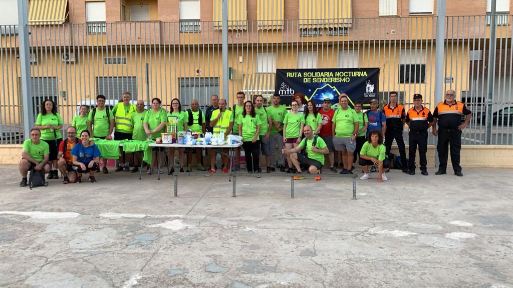 La Ruta Nocturna San Antón reúne a una veintena de senderistas solidarios