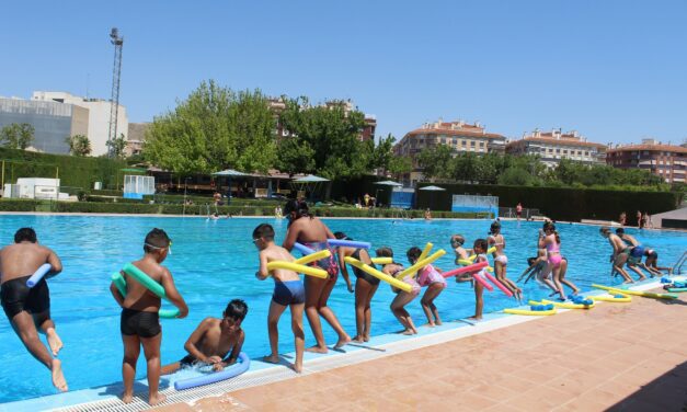 Los cursos de natación de verano agrupan a cerca de 400 alumnos