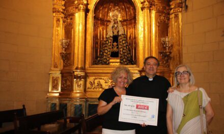 La Hermandad Virgen de la Soledad entrega un cheque de 800 euros de la paella solidaria para el órgano de Santiago