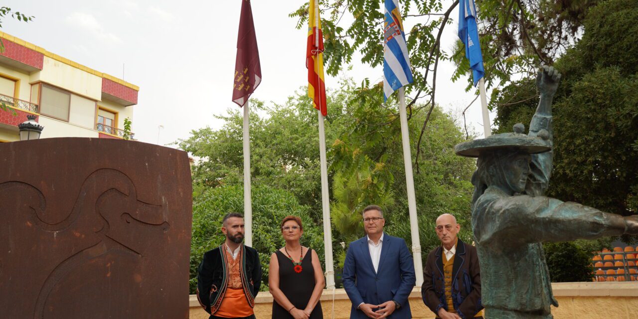 El izado de banderas otorga permiso para la celebración del 41º Festival de Folklore