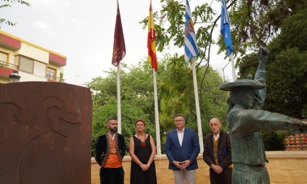 El izado de banderas otorga permiso para la celebración del 41º Festival de Folklore