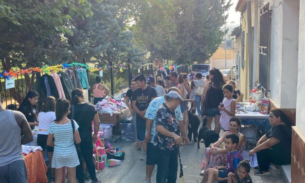 Vecinos del Primer Distrito comparten un ‘Rastrillo de segundas oportunidades’