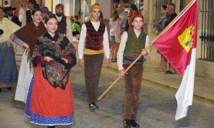 El colorido de los distintos grupos folklóricos llena las calles de Jumilla en el desfile