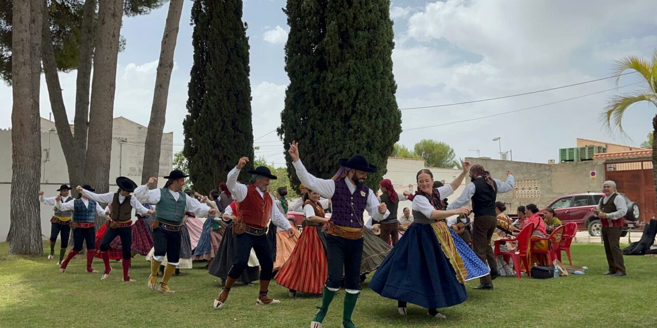 El folklore original se baila y se vive en calles, barrios y en las pedanías