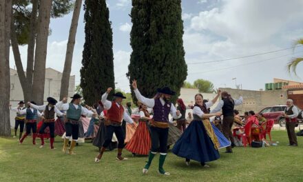 El folklore original se baila y se vive en calles, barrios y en las pedanías