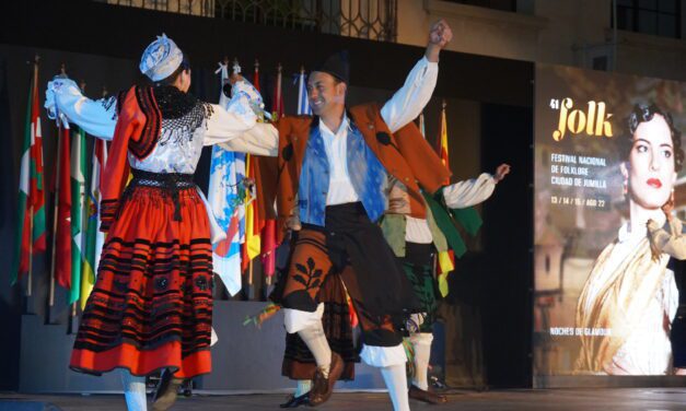 Las noches de glamour del FNF se tornan en un viaje a las veladas de los pueblos de origen invitados