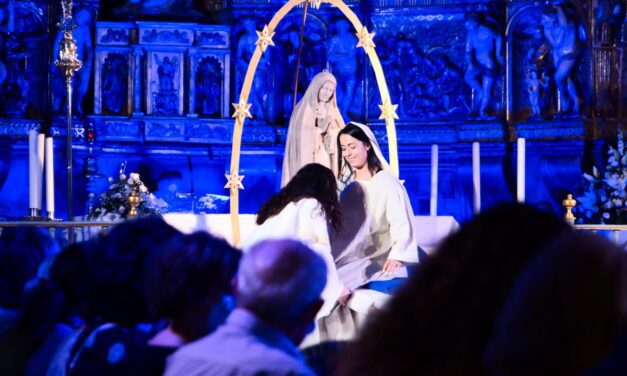 El Auto de la Asunción engalana a la Virgen y a la iglesia de Santiago