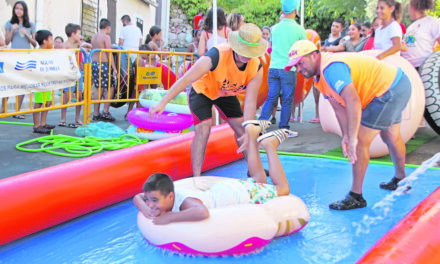 Grandes y pequeños disfrutaron del superdeslizador acuático Urbano en ‘Tejiendo diversión’
