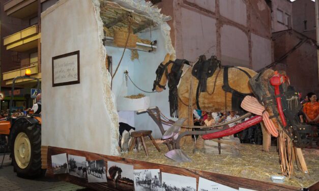 La Cabalgata Tradicional revive en sus carrozas estampas de antaño y deja miles de visitantes