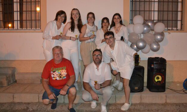 La Fuente del Pino despedía con una fiesta ibicenca su chiringuito de verano