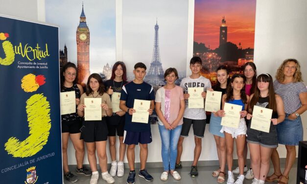 Los alumnos de los cursos de inglés y de creación audiovisual reciben sus diplomas
