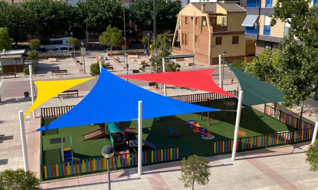 La zona de juegos de la Plaza de la Alcoholera de Menor estrena sombraje