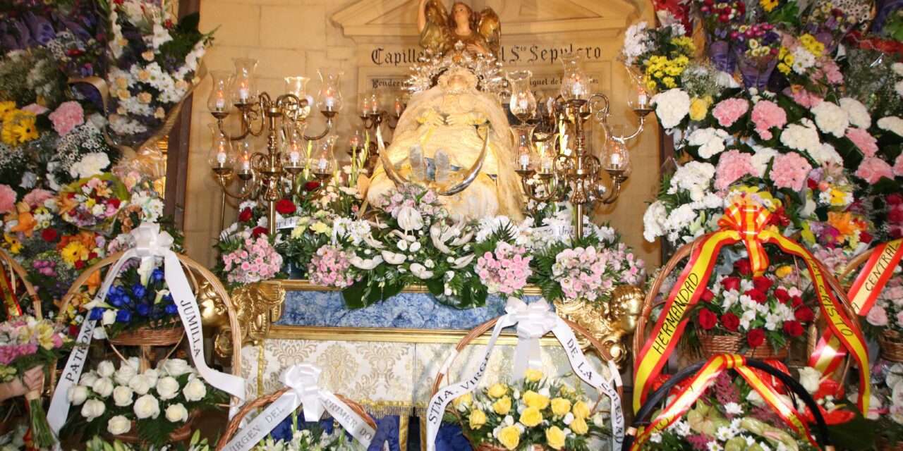 La Patrona es agasajada por jumillanos y visitantes en su ofrenda floral