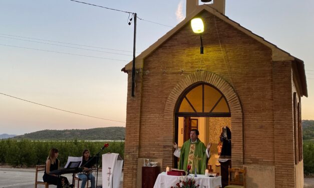 Román celebra sus fiestas en honor a Santa Rita con vecinos y autoridades